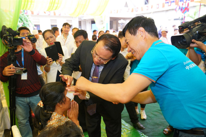 柬埔寨磅湛省长隆林泰为术后患者揭纱布