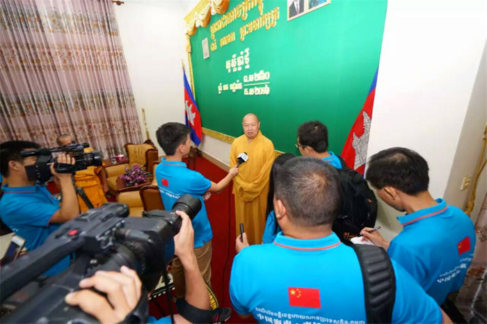 印顺大和尚接受媒体的采访