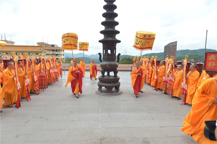 仪仗队鸣锣开道,寺内锣鼓齐鸣,梵音悠扬